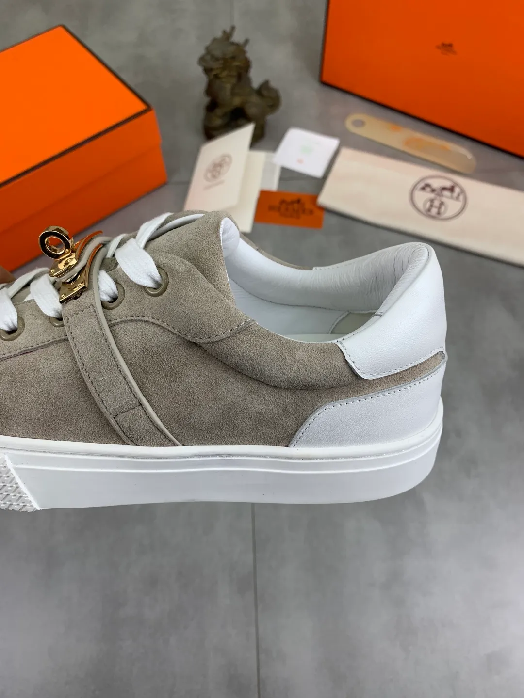 Men's men's shoes 💰P640 New Hermes top version Hermès classic couple style #𝐊𝐞𝐥𝐥𝐲 buckle casual white shoes skateboard shoes that will not conflict with shoes at all. Full of unknowns, Hermès rarely produces flat casual shoes and they are paired with classic palladium-plated Kelly shoe buckles! You'll fall in love with it at first sight. It's super versatile and can be worn with any skirt or pants. 🉑️Close your eyes and wear it. It's super noble. Fabric: Specific cowhide/canvas material. Lining: Sheepskin lining. Outsole: Original molded TPU outsole. Size: 35-45.